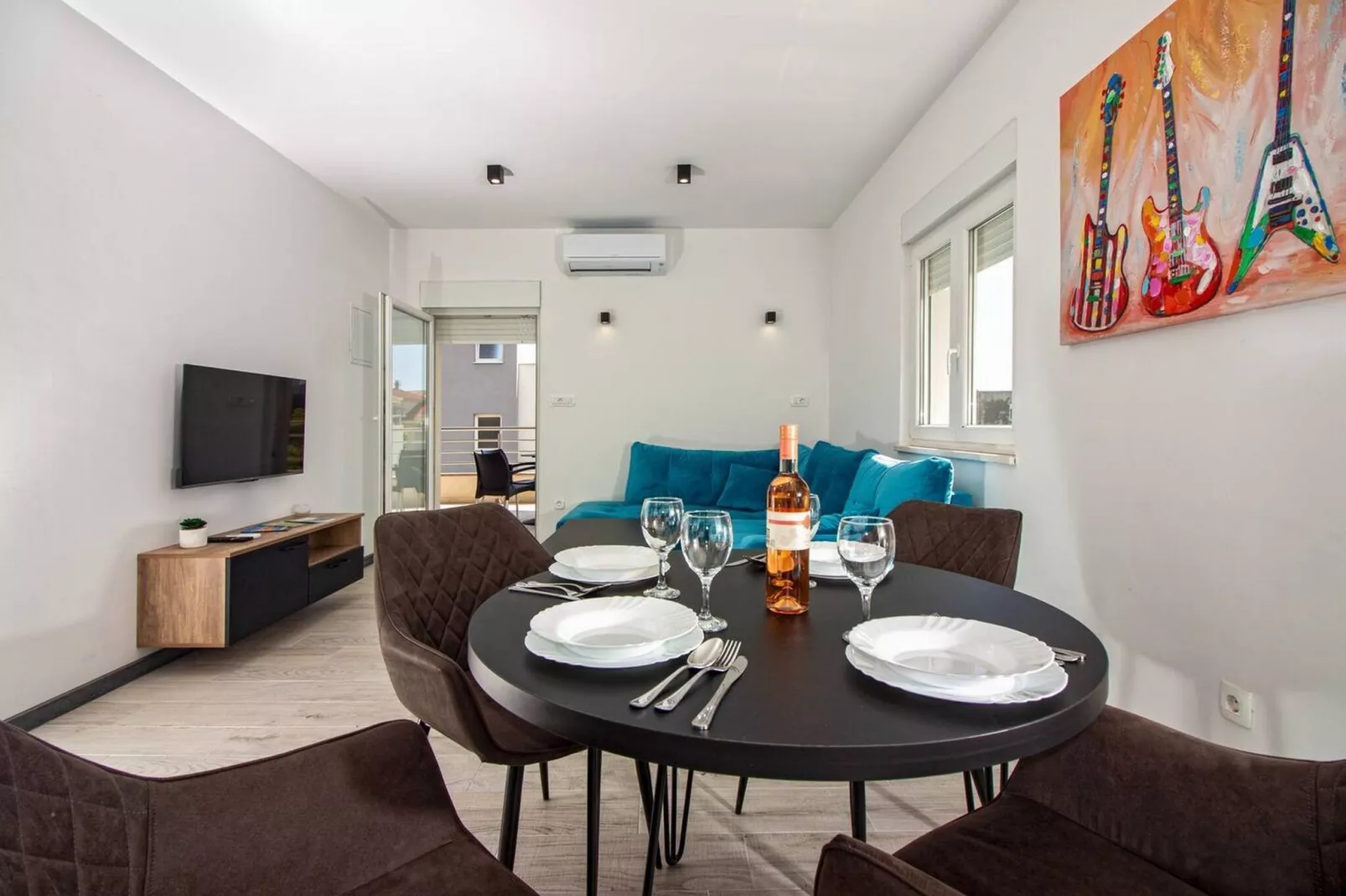 Modern Apartments with Private Balcony - Premium One Bedroom Apartment (Owner S2)-Salon