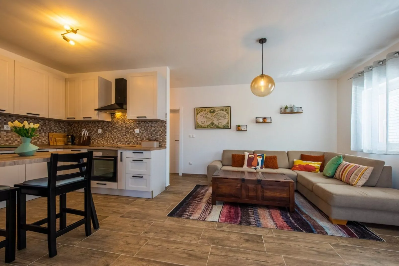 Charming and Tranquil Kastel Gomilica Apartment with Balcony and Patio - Three Bedroom Apartment-Wohnzimmer