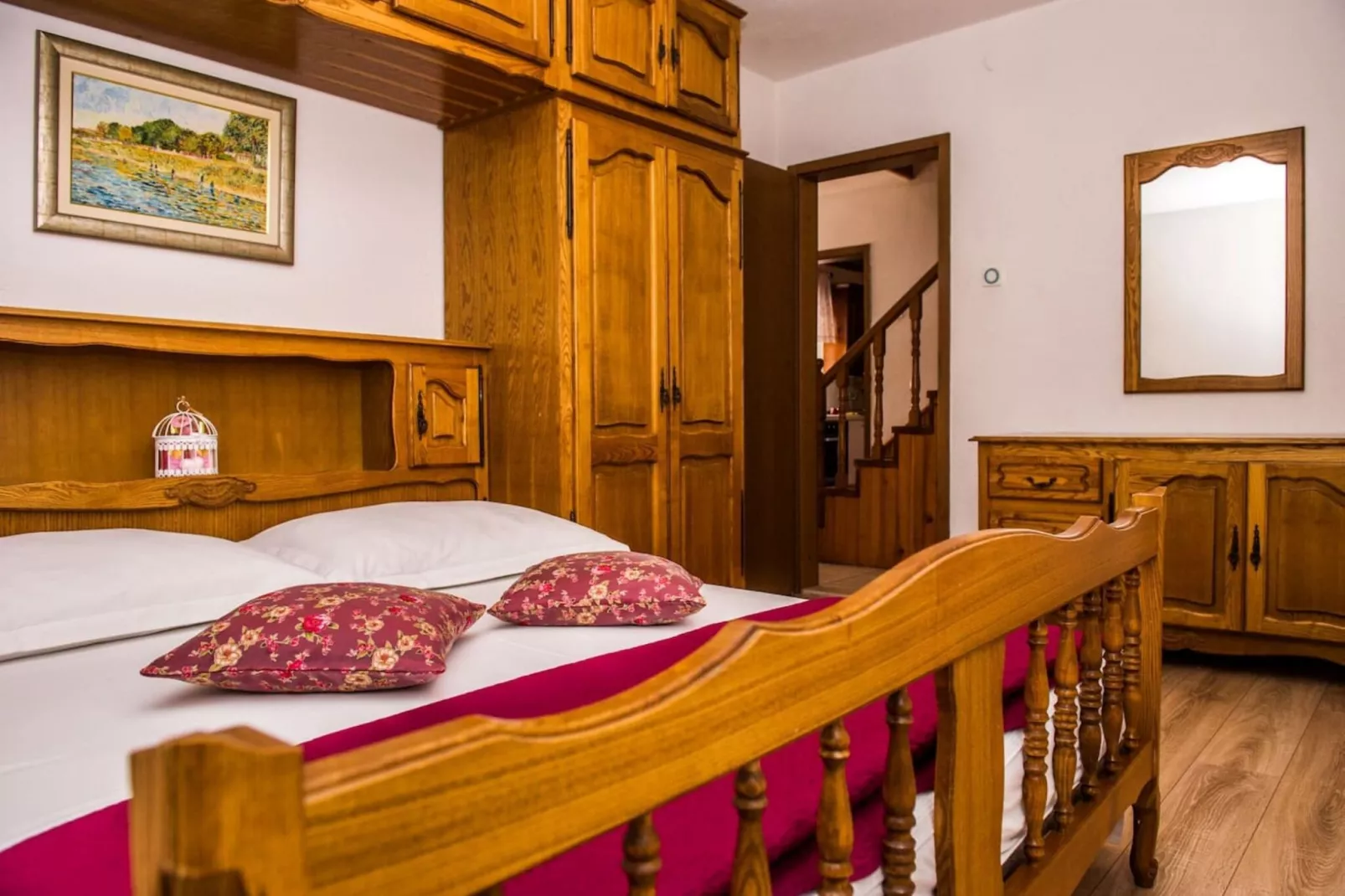 Picturesque House in Kaštela Old Town Near Beach and Local Amenities - Four Bedroom Holiday Home-Schlafzimmer