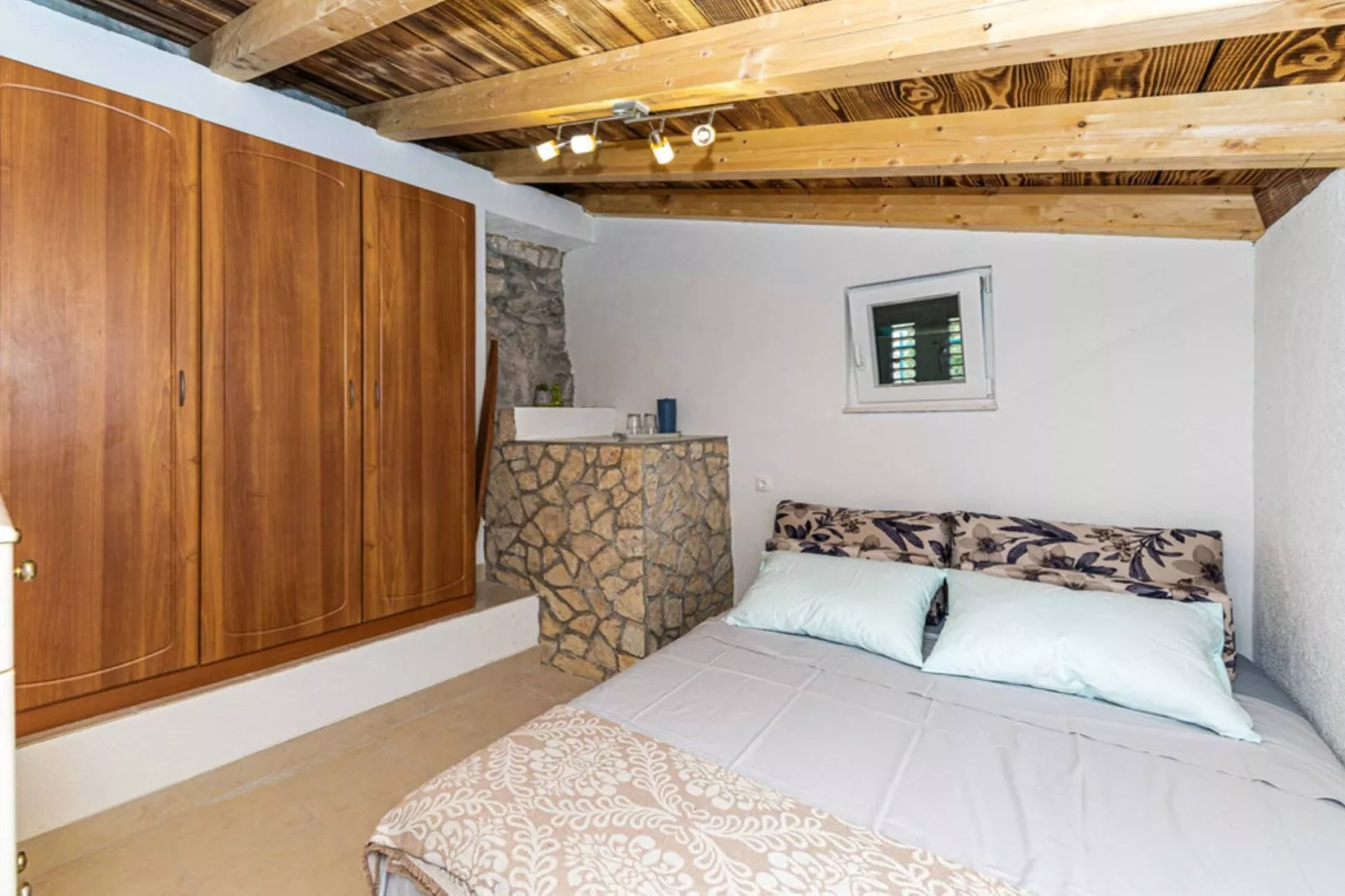 Countryside Idyllic Holiday Home with Pool - Three Bedroom Holiday Home with Pool-Schlafzimmer