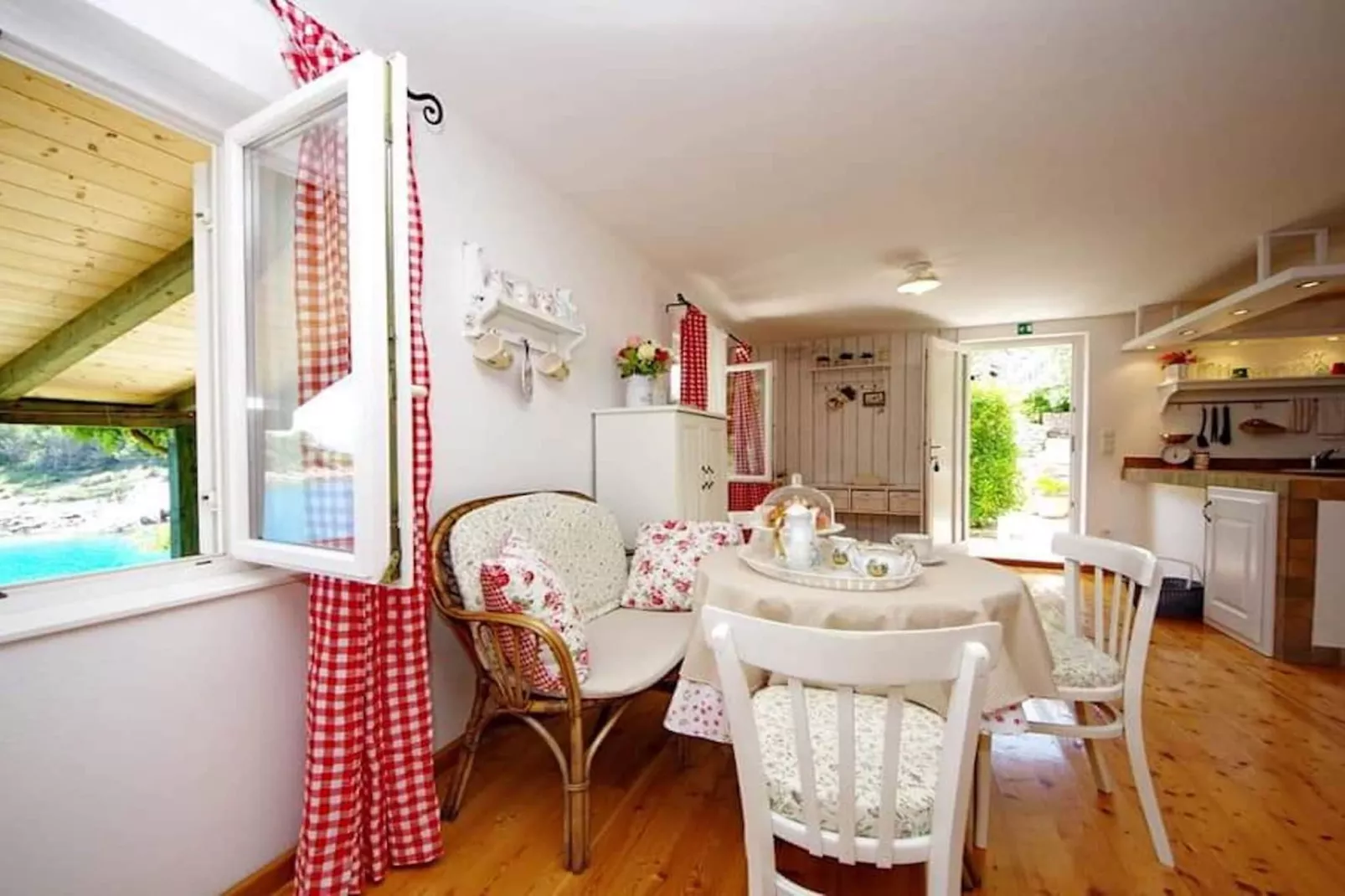Blissful Bay Apartments Vrboska - One Bedroom Apartment with Terrace (owner Lovor)-Dining room