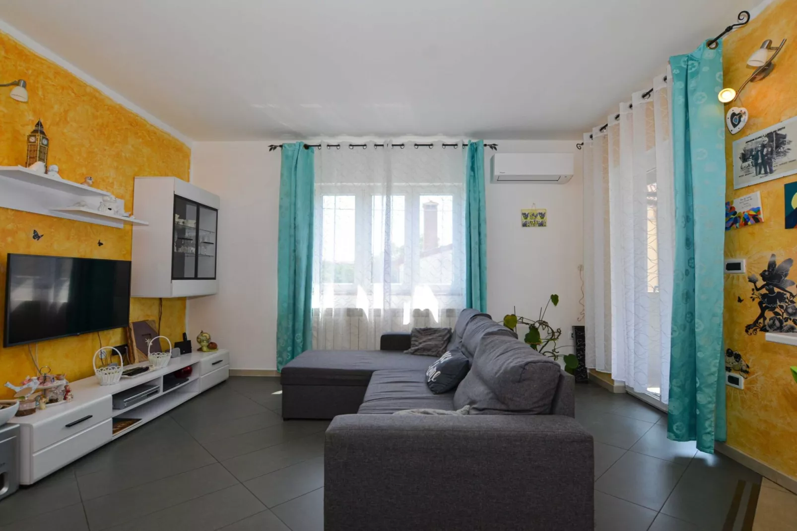 Radovani Peaceful and Serene Apartment with Terrace - Two Bedroom Apartment with Terrace-Living room
