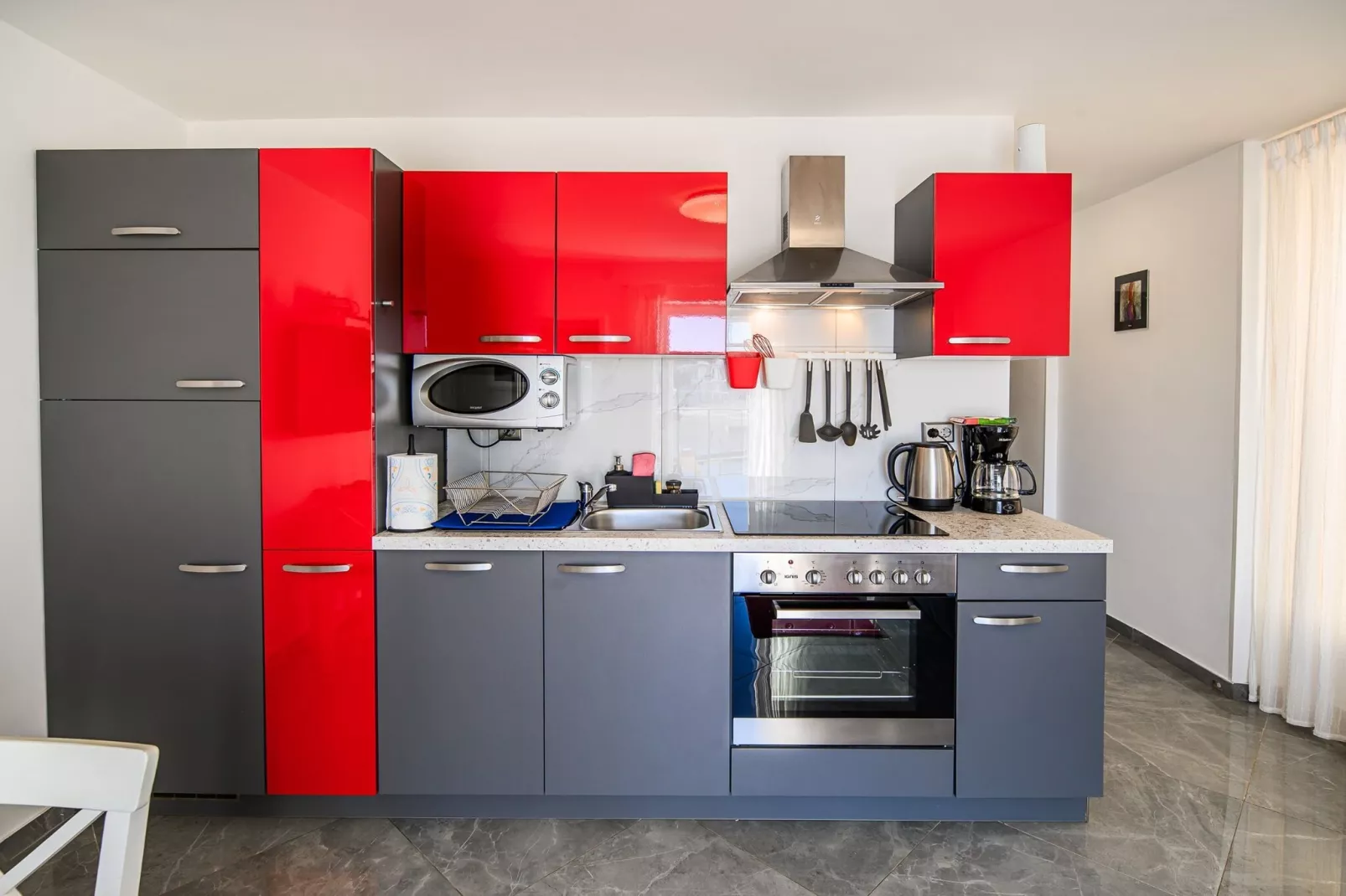 Sleek and Stylish Umag Apartments with Sea View - Two Bedroom Apartment with Balcony-Cuisine