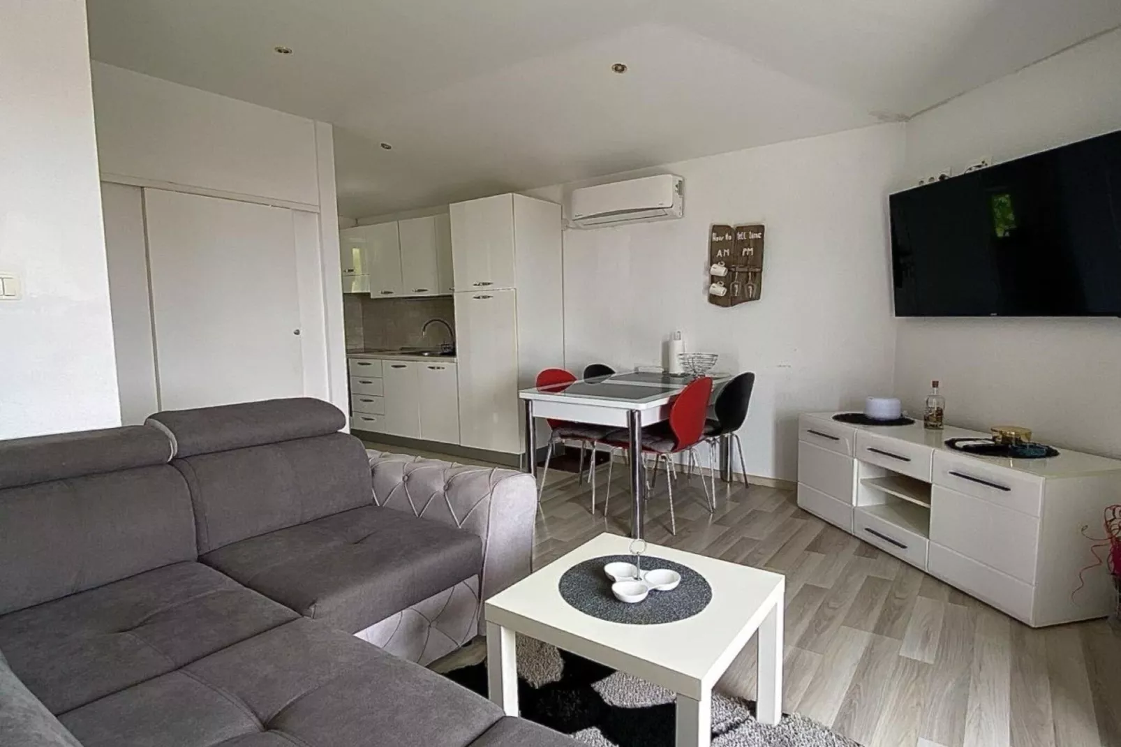 Luxury Lovran Apartments with Swimming Pool - Standard One Bedroom Apartment-Wohnzimmer