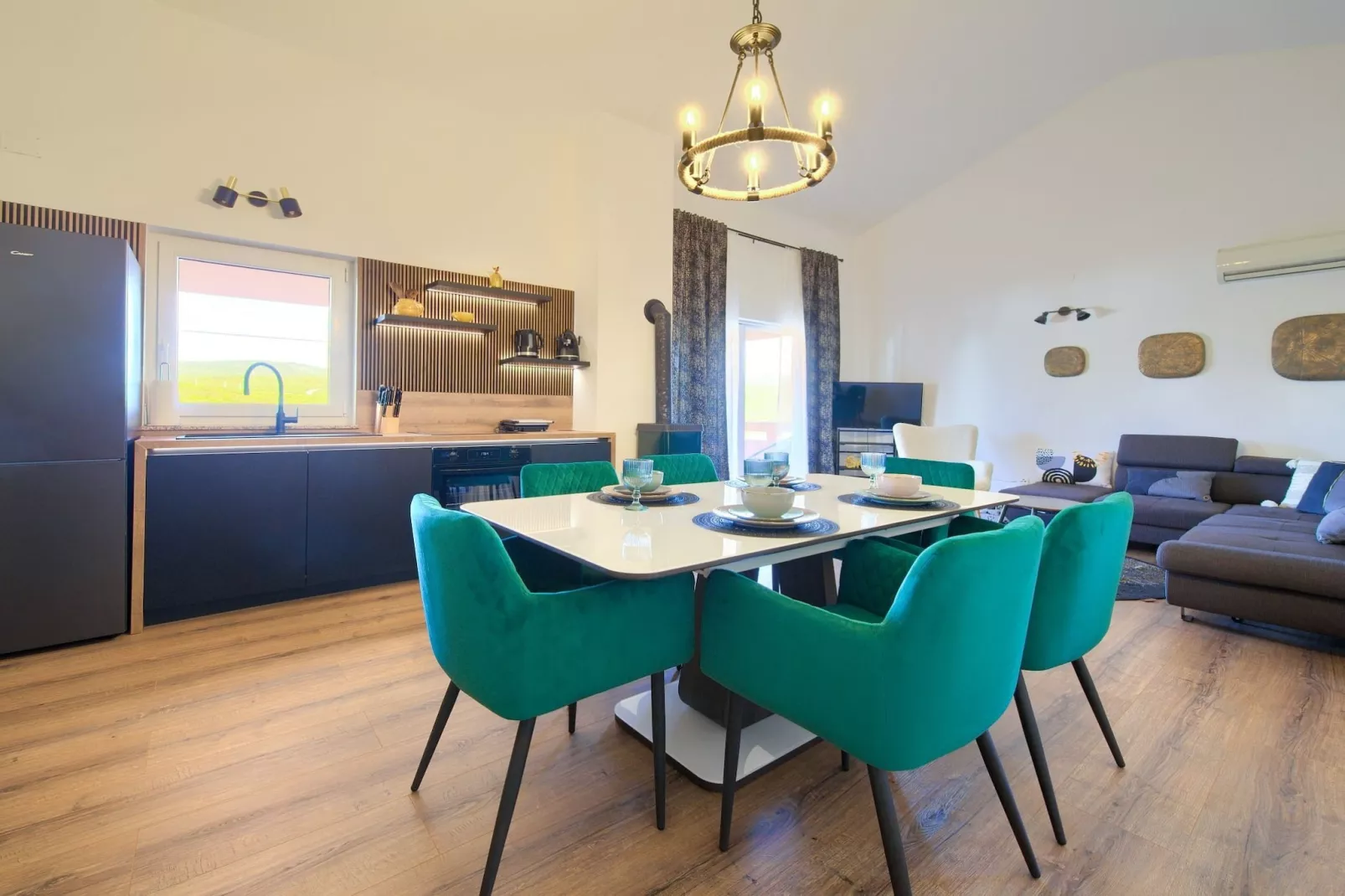 Elegant and Vibrant Apartment with Terrace and Sea View - Two Bedroom Apartment with Terrace and Sea View-Esszimmer