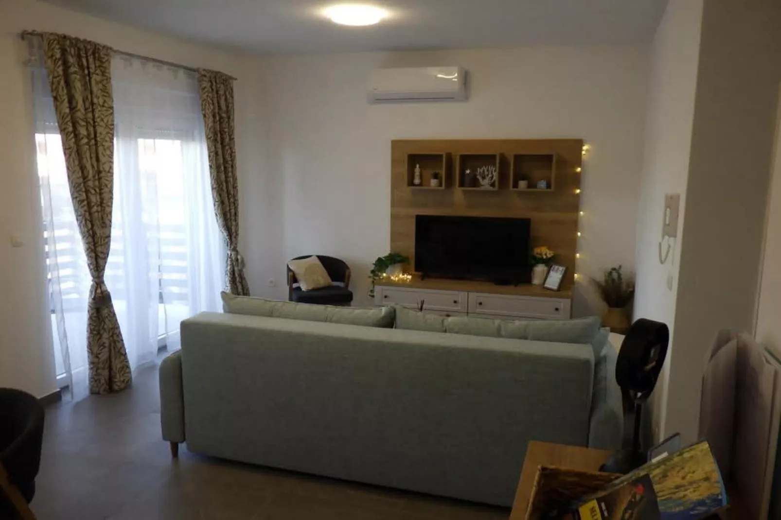 Cozy Apartment Bili - Two Bedroom Apartment-Wohnzimmer