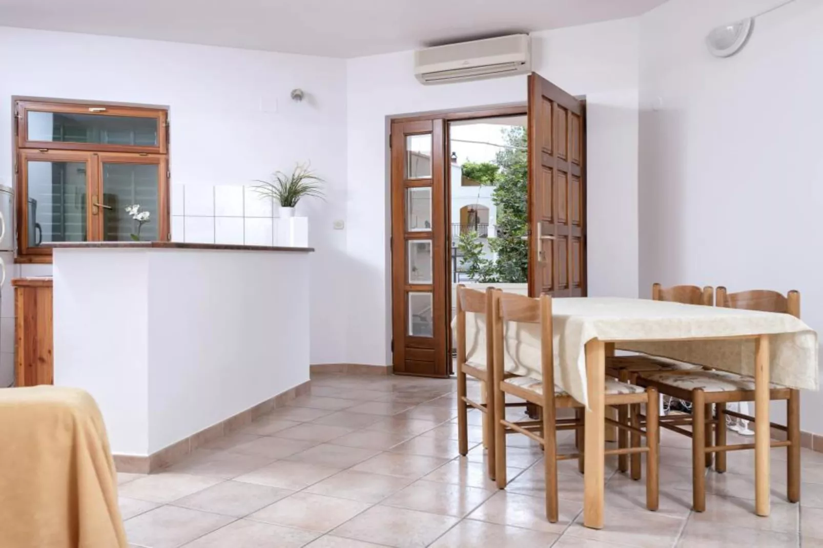 Dolac Green Side Apartments - Two Bedroom Apartment 1-Dining room