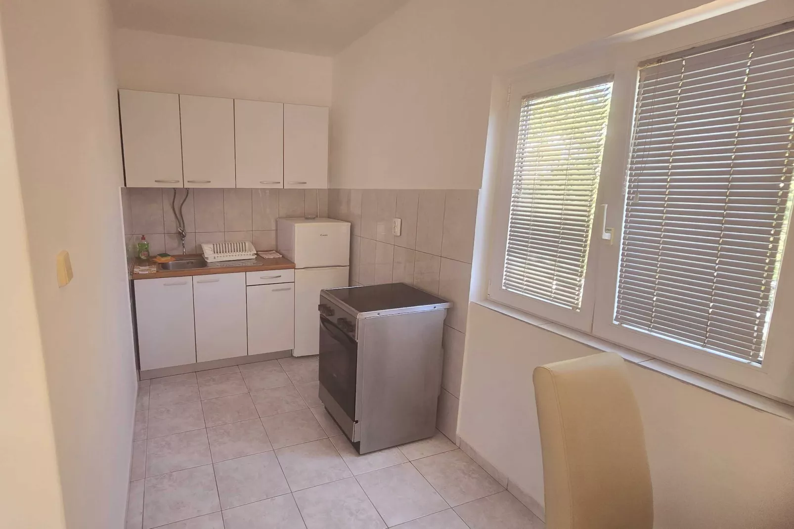 Apartments Mateo - One Bedroom Apartment - White-Küche