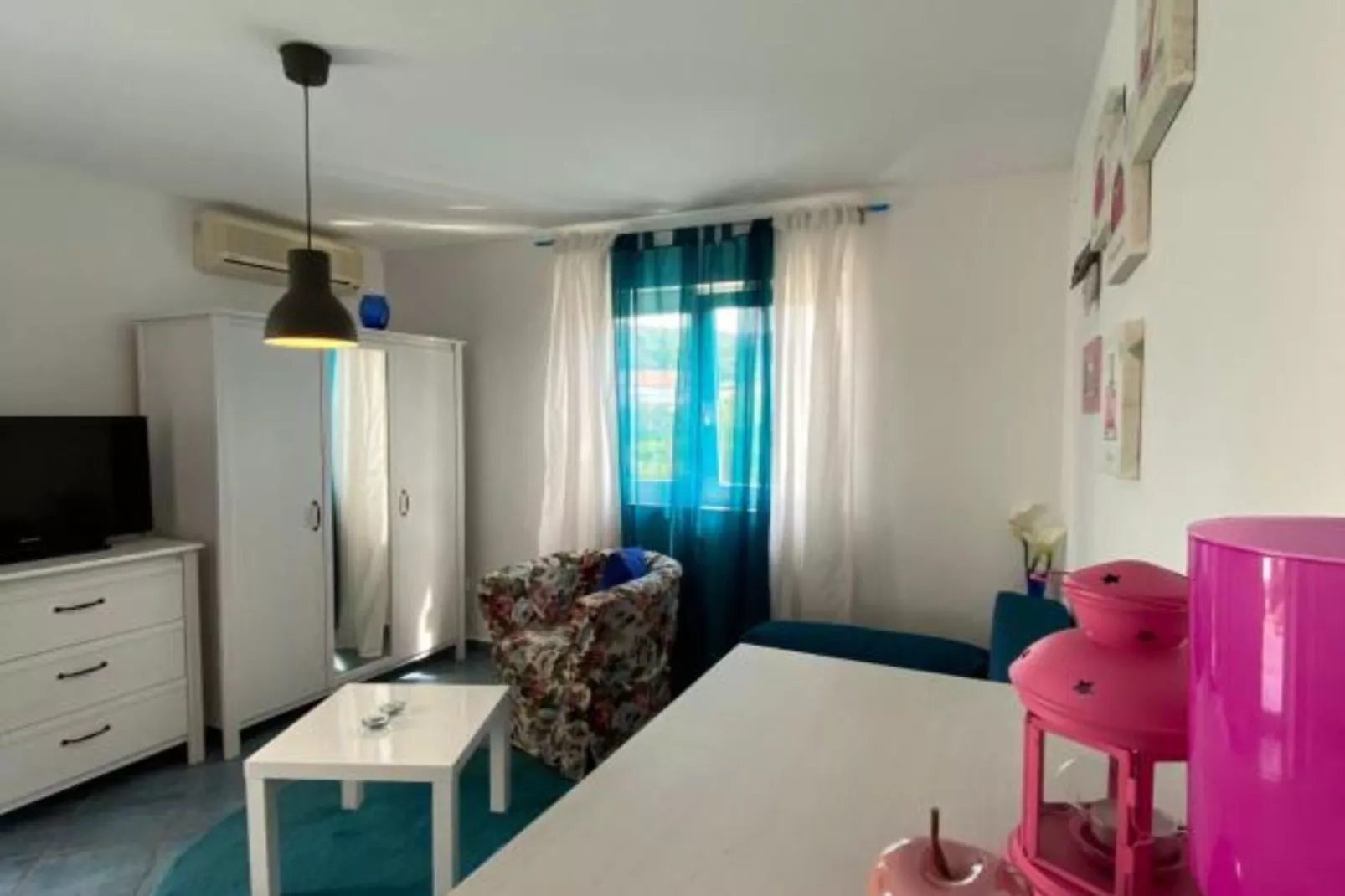 Apartments Lara Rab - One Bedroom Apartment with  Balcony-Wohnzimmer