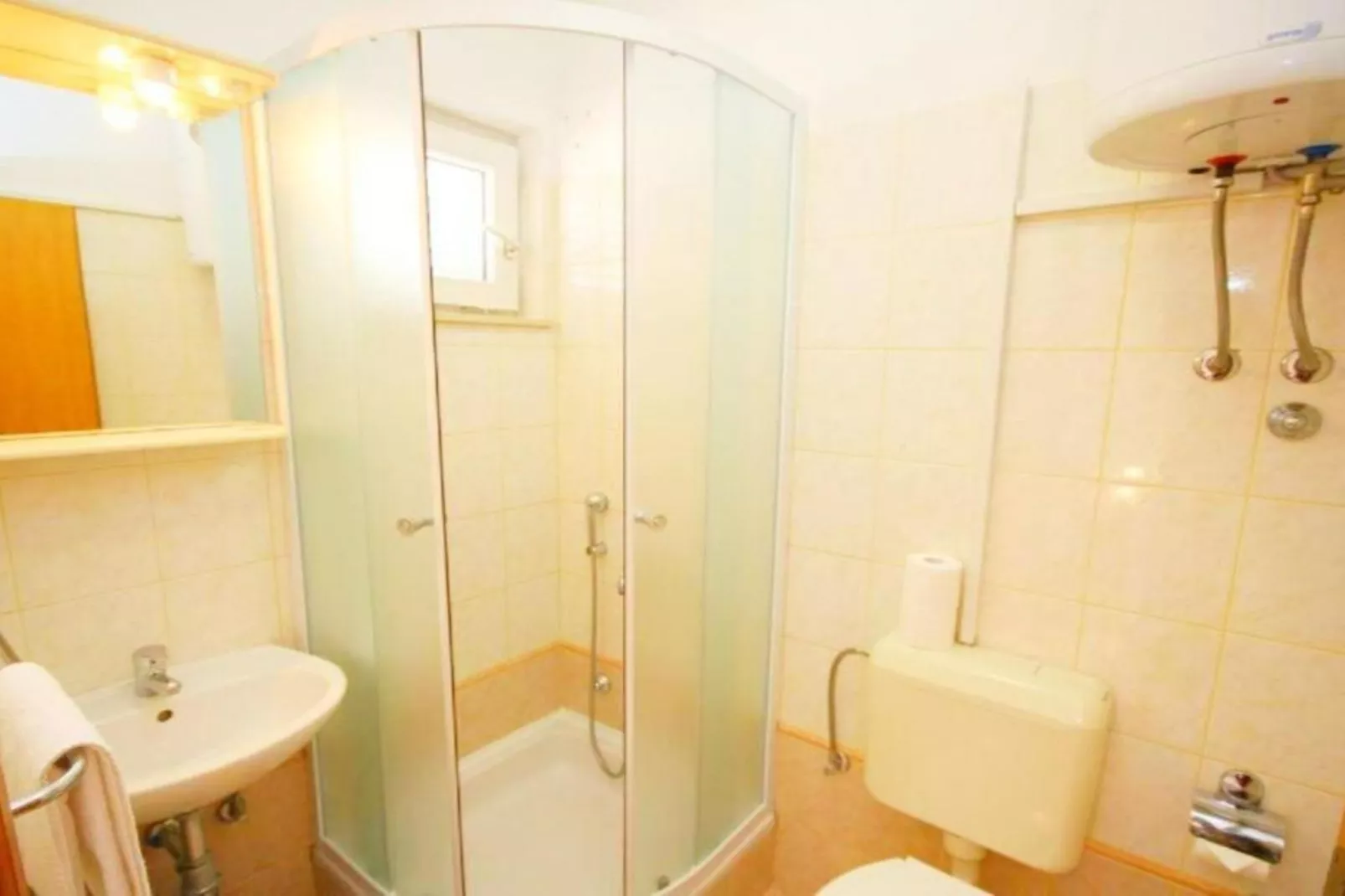 Two Bedroom Apartment With Sea View 12-Badezimmer