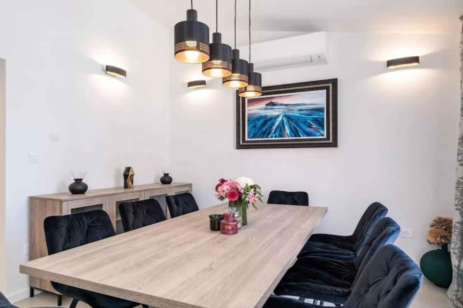 Friends & Family Home - Four Bedrooms Apartment-Dining room