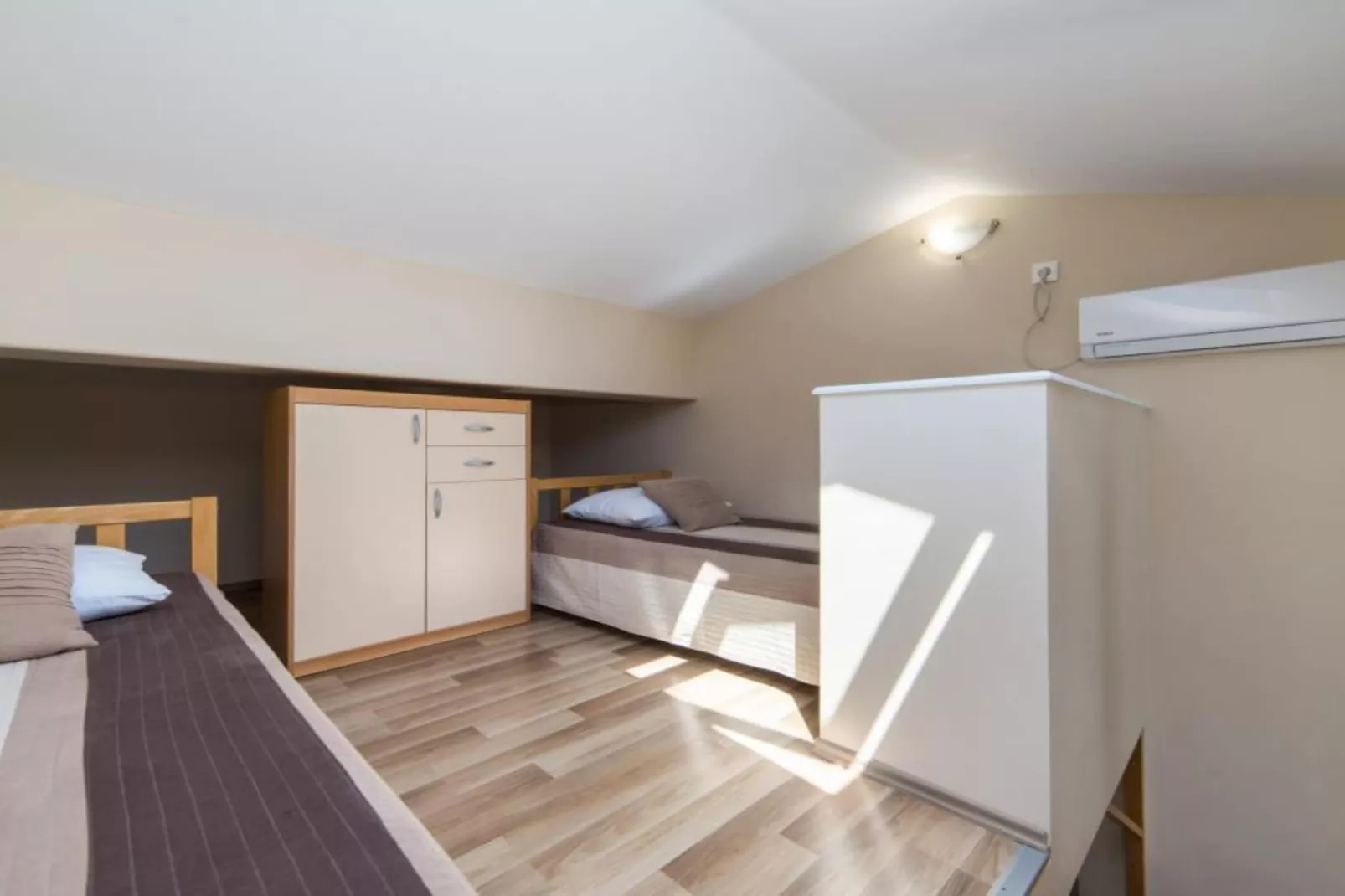 Apartments Nmn - Studio Apartment with Balcony 3-Schlafzimmer