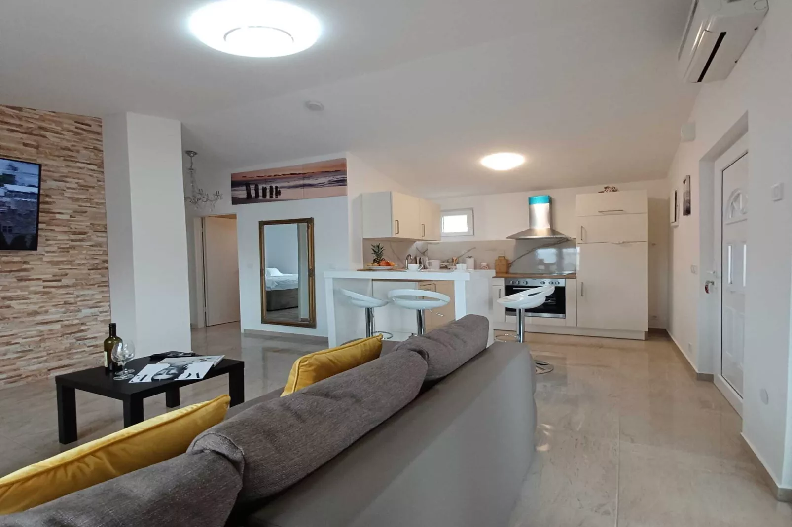 Beachfront Apartment with Balcony and Sea View-Salon