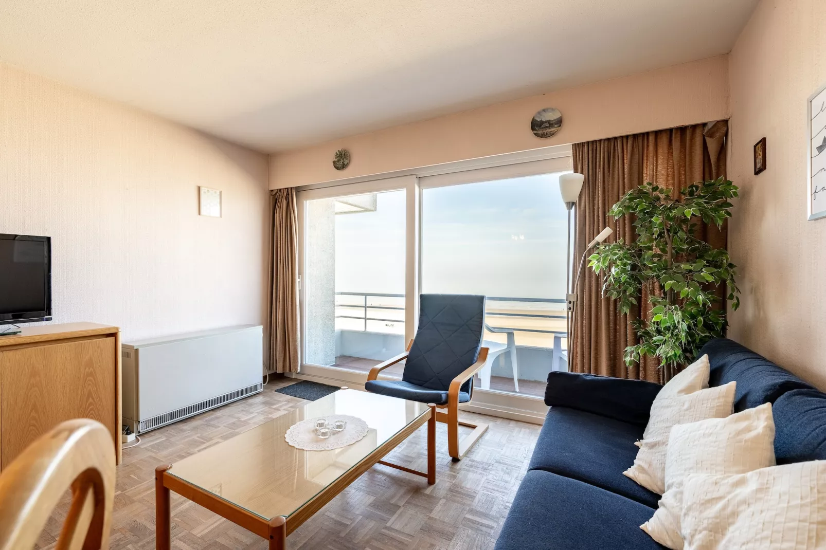 CONTINENTAL F6 - Living room