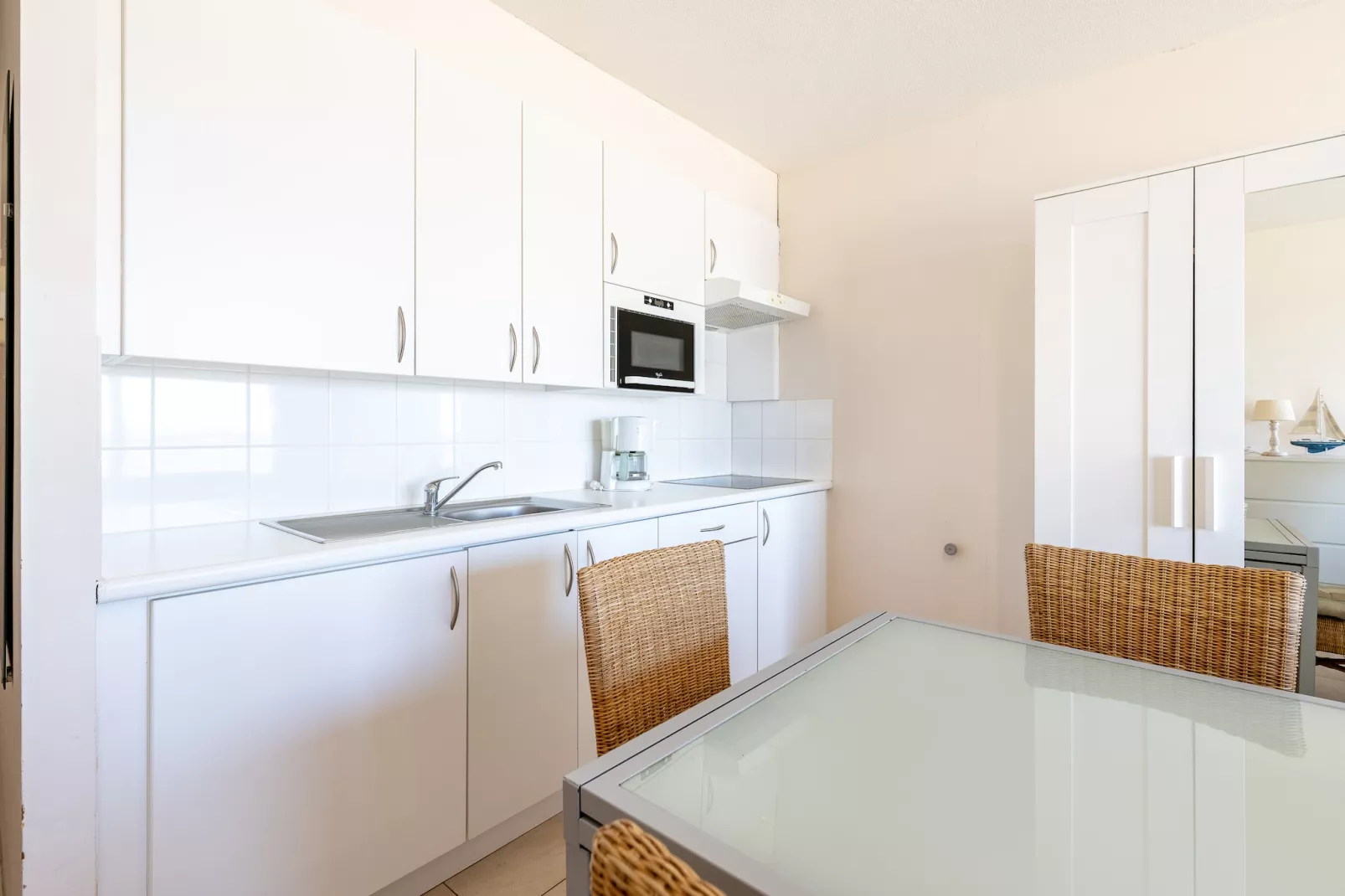 IDEAL TOWER 806-Dining room