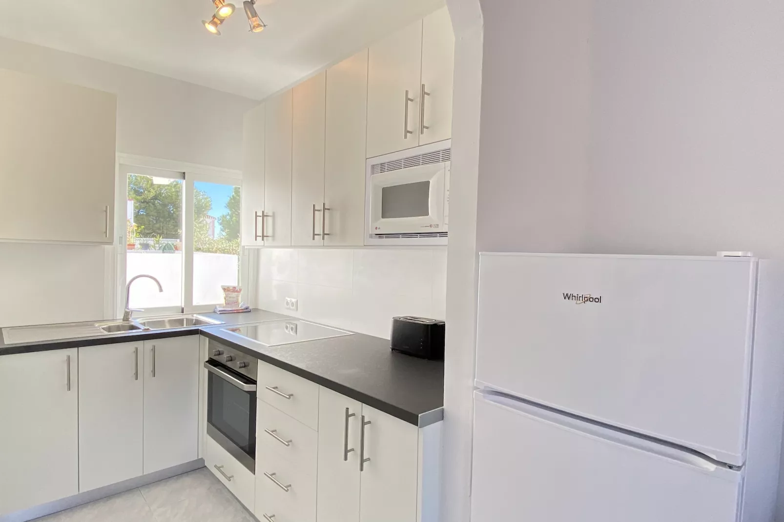Paraiso Blanco 16A Apartments by Casasol-Cuisine