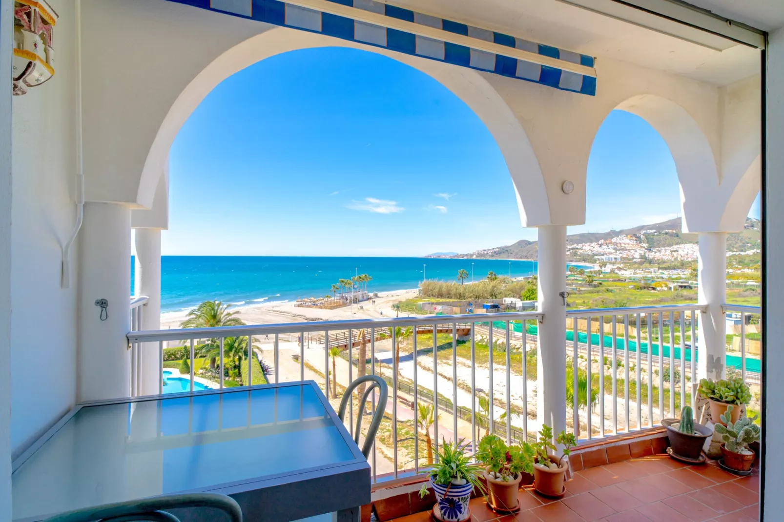 Stella Maris Beachfront 3A by Casasol-Terrasse/Balkon
