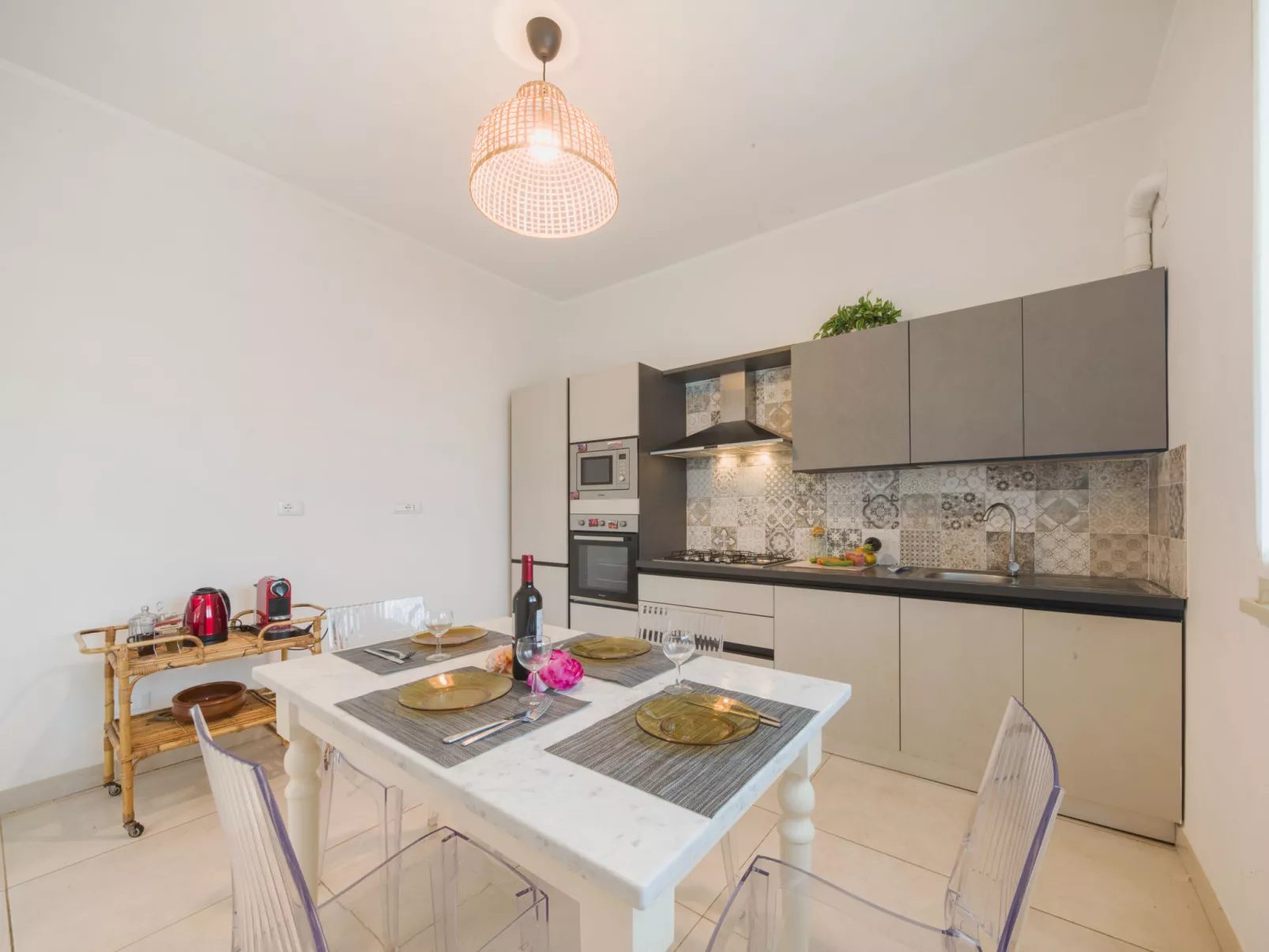 White Home-Drinnen