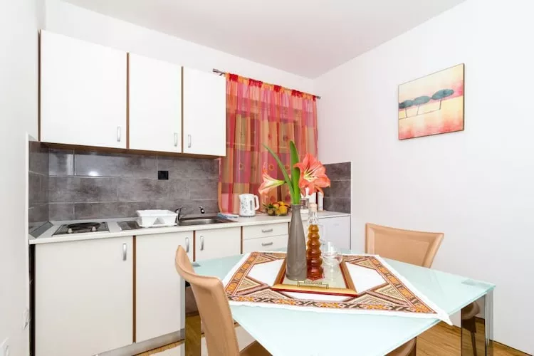 Apartment Dea - One-Bedroom Apartment with Terrace-Kitchen