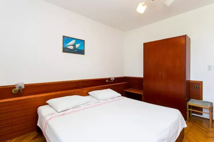 Guest House Zec -  Double or Twin Room with Balcony-Schlafzimmer