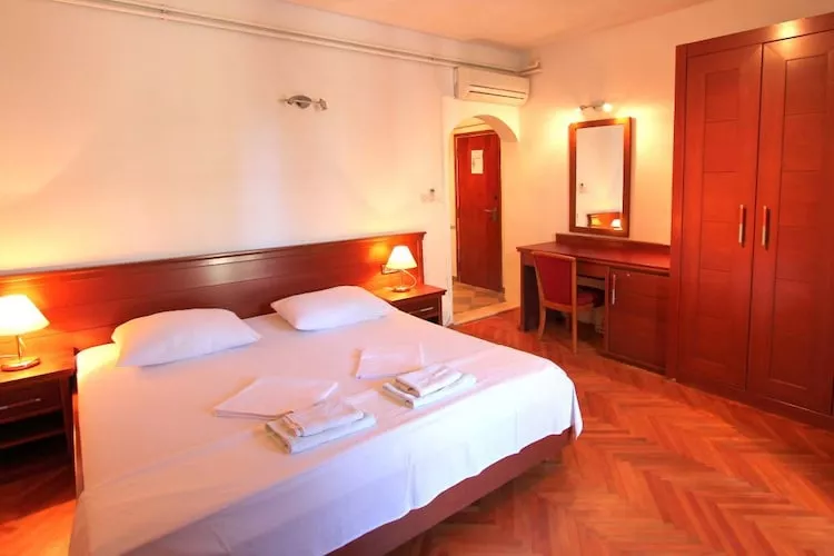 Guest House Zec - Studio with Balcony (2 Adults)-Schlafzimmer