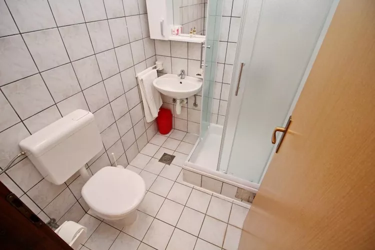 Apartments Neven - One Bedroom Apartment with Terrace and Garden View (A2)-Salle de bain