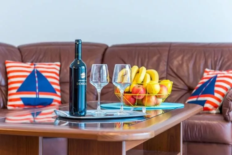 Feel Good Apartment - Two-Bedroom Apartment with Terrace and Garden View-Living room