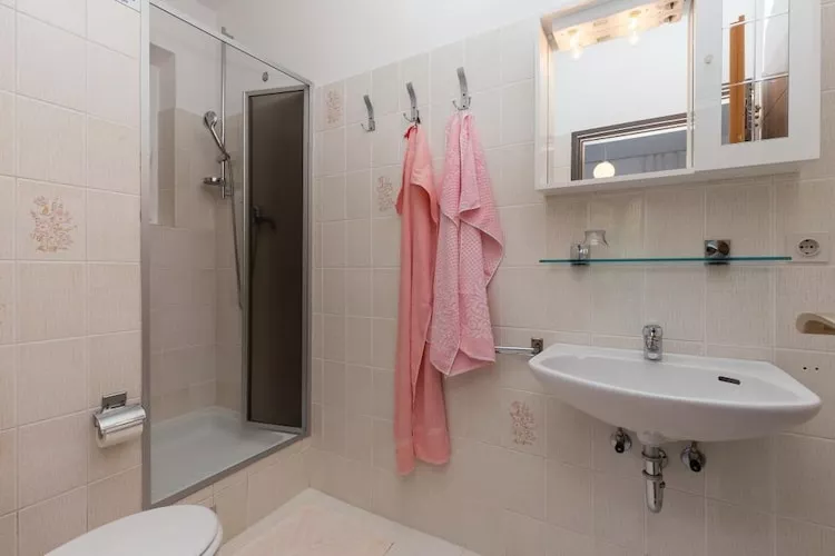 Rooms Villa Bašica - Premium Double Room with Balcony and Sea View (Soba 4)-Bathroom