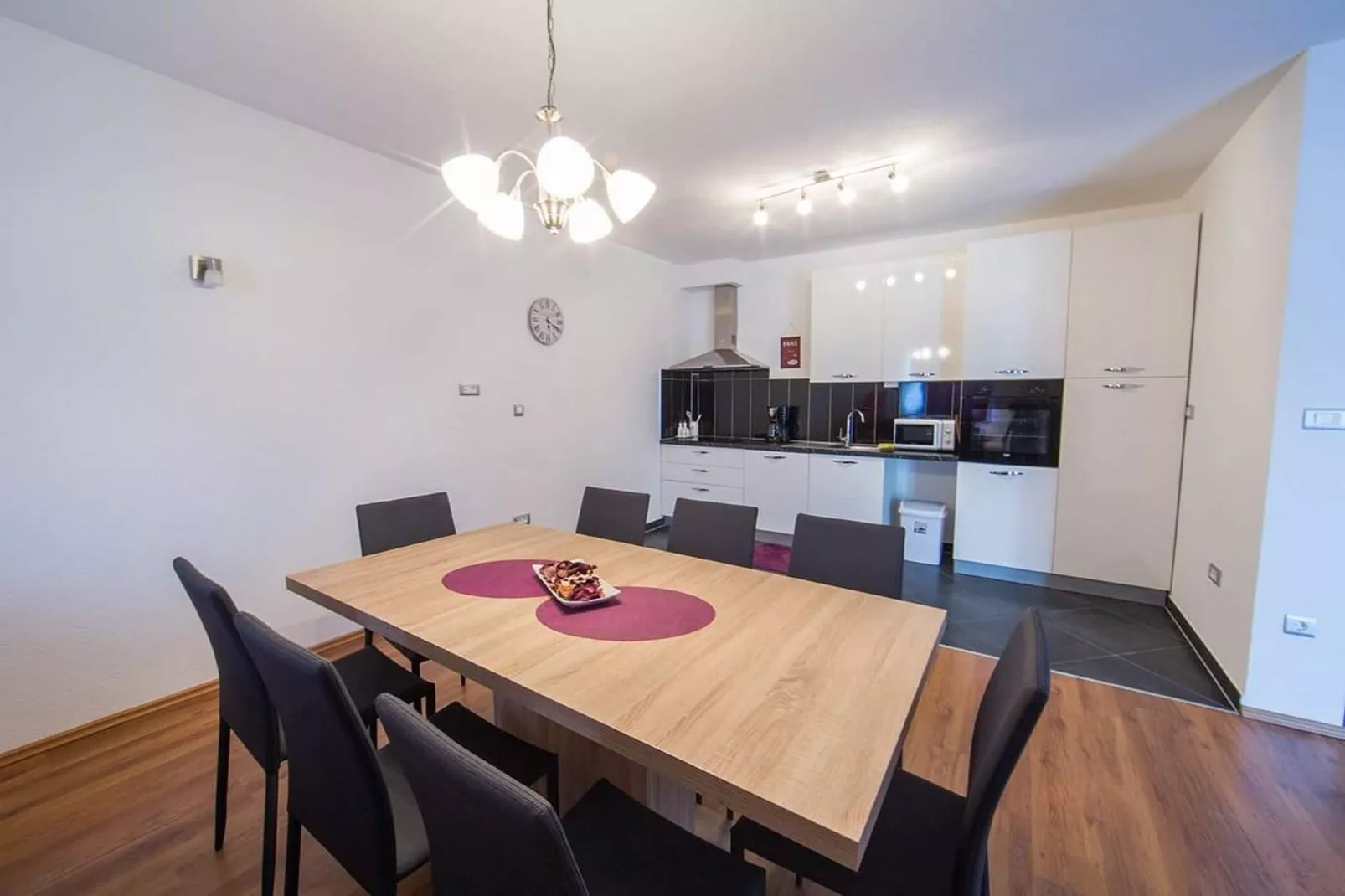 Holiday Home J&D No.2-Nine Bedroom House with Pool-Cuisine