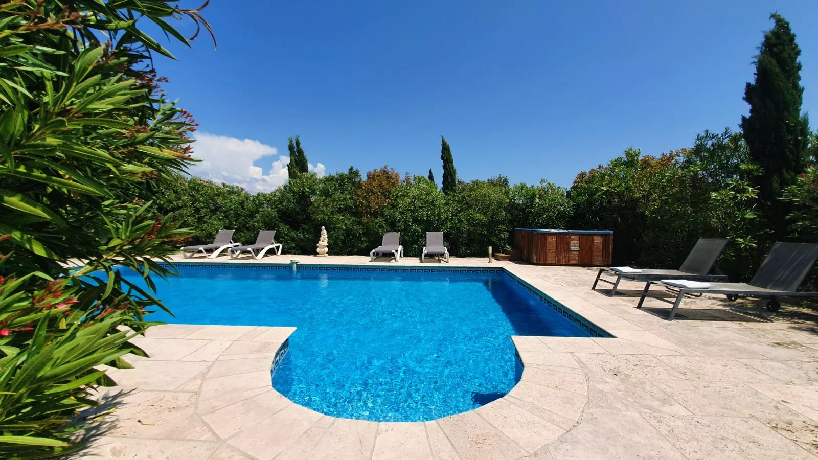 Roco Aigle-Pool