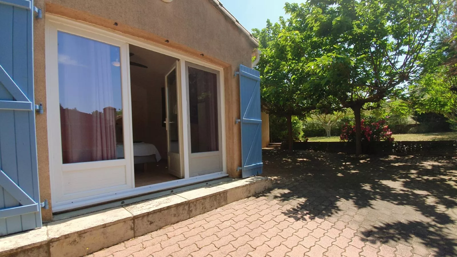 Roco Aigle-Exterior summer