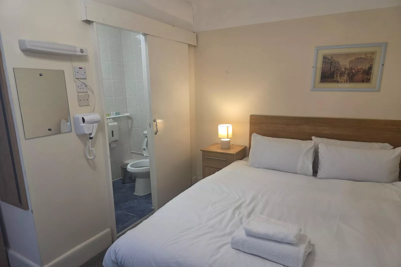 Russel Double Room-Schlafzimmer