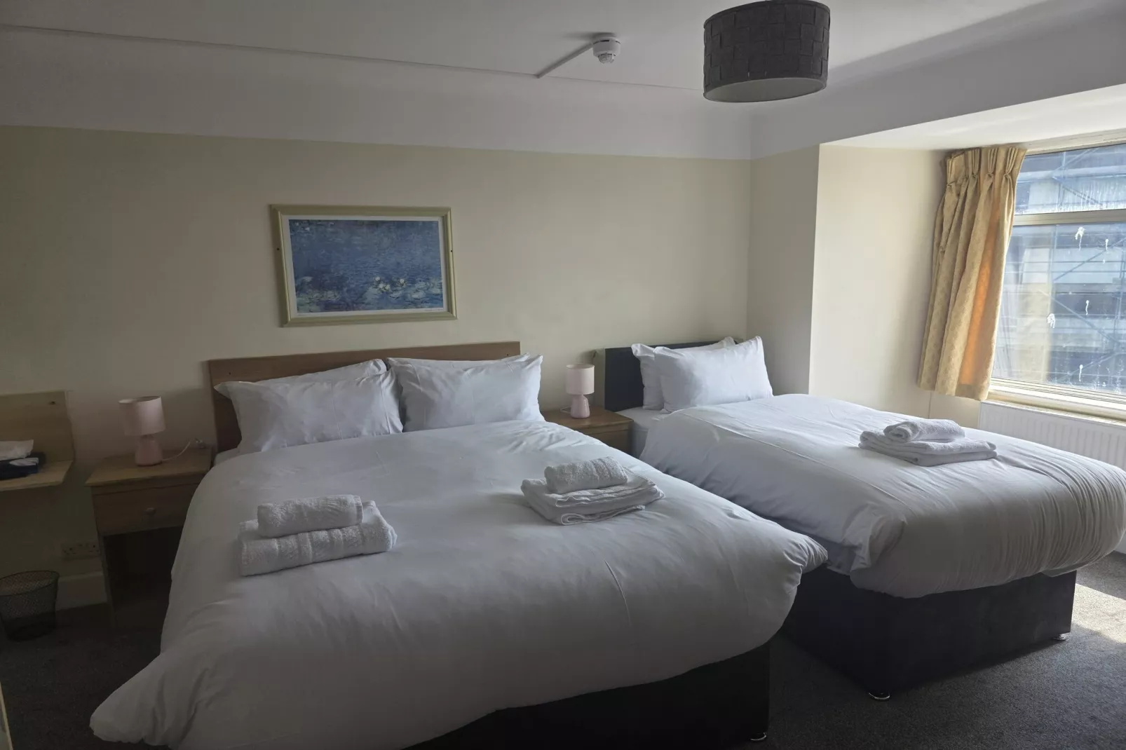 Russel Triple Room-Bedroom