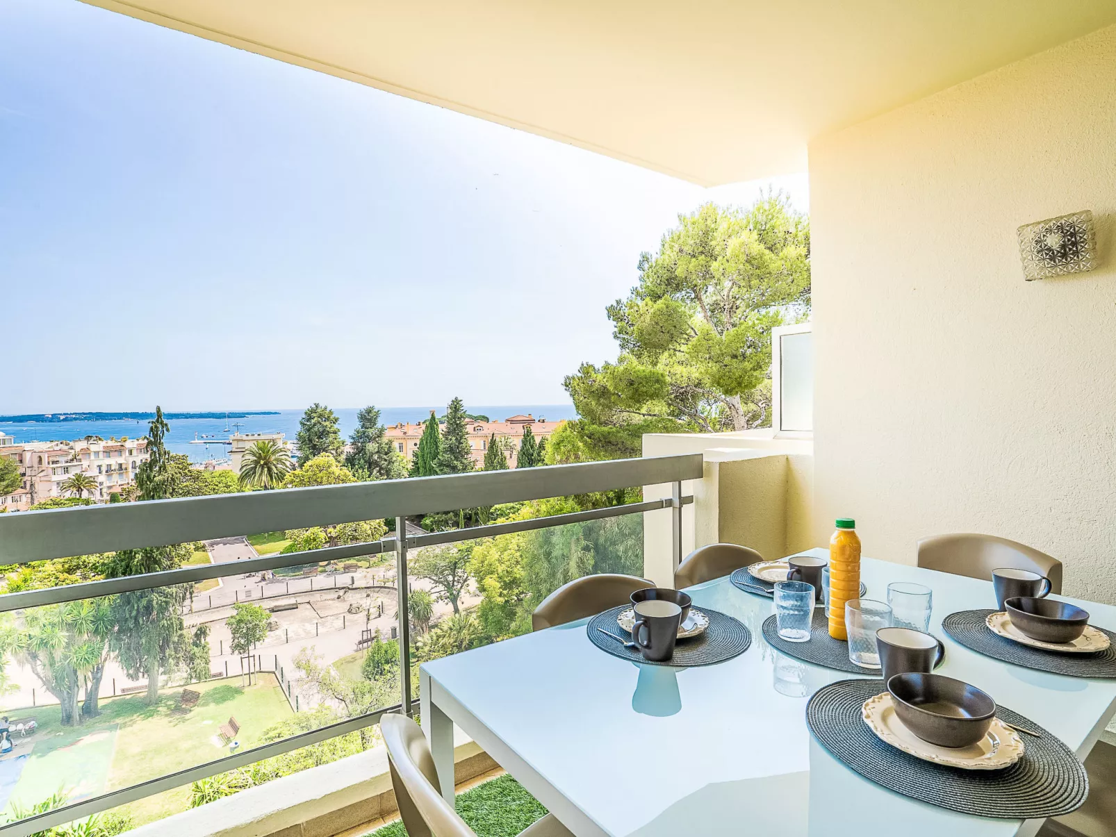 Cannes Parc-Outside