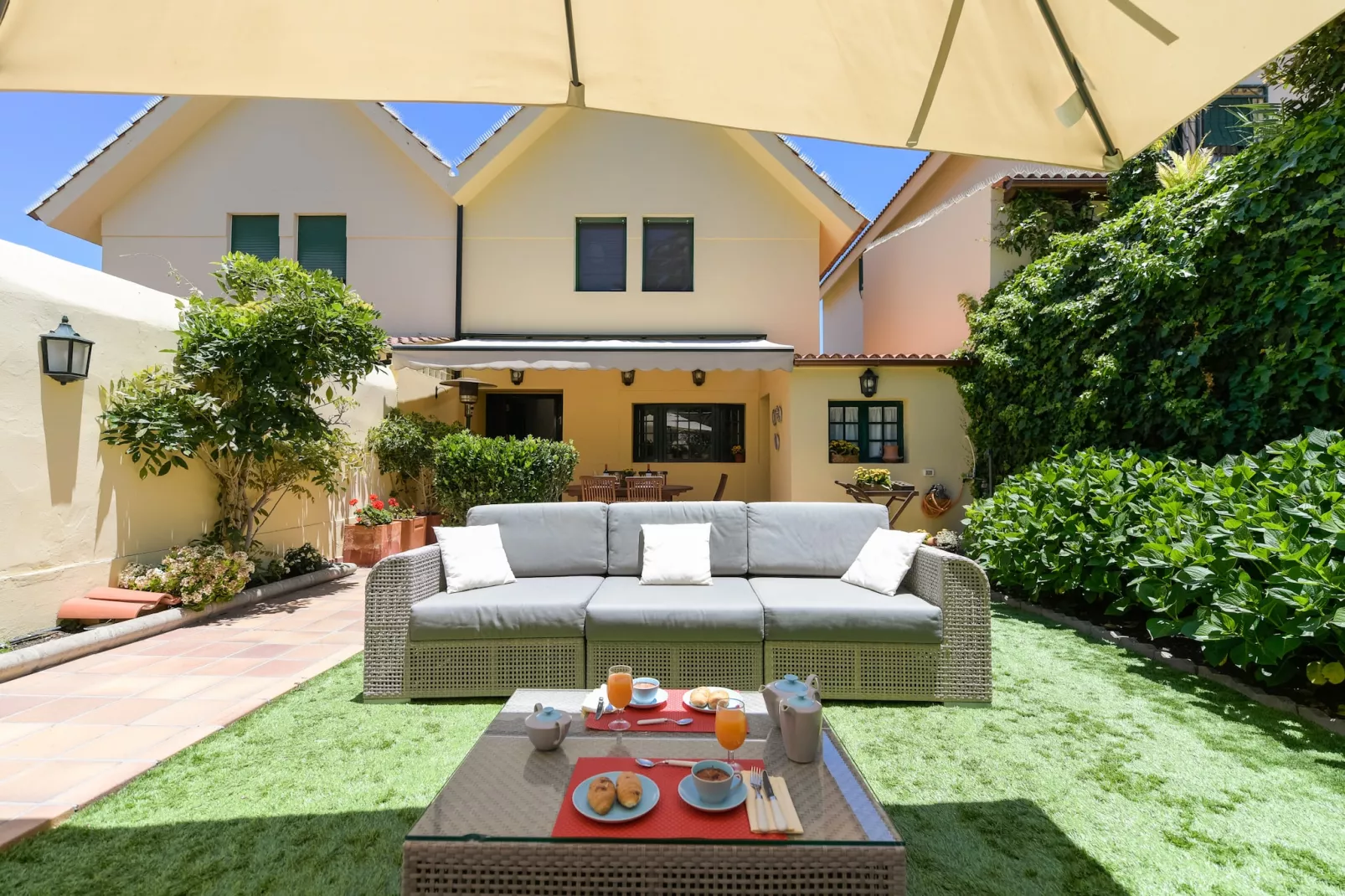 House with cozy garden BBQ and free parking-Outdoor