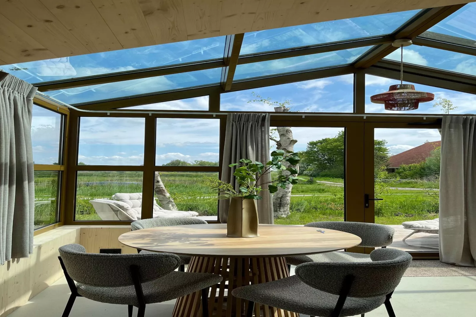Groepsaccommodatie + 4 large greenhouses (36 personen)-Living room