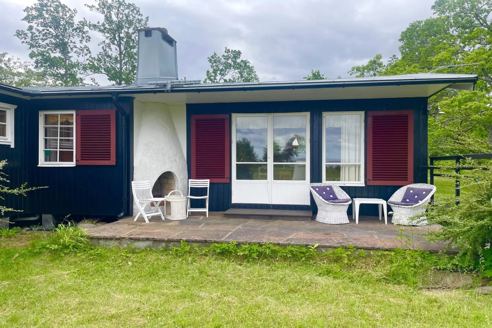 Cozy Seaside Getaway in Grankullavik