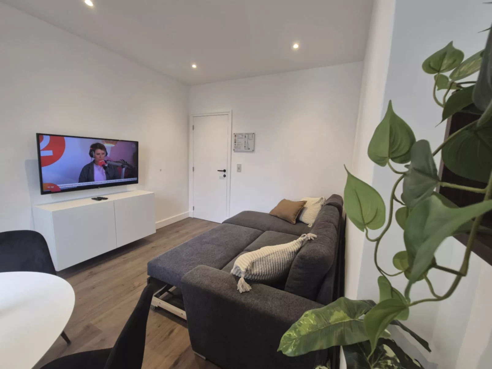 Centrally located "Les Anemones"-Inside