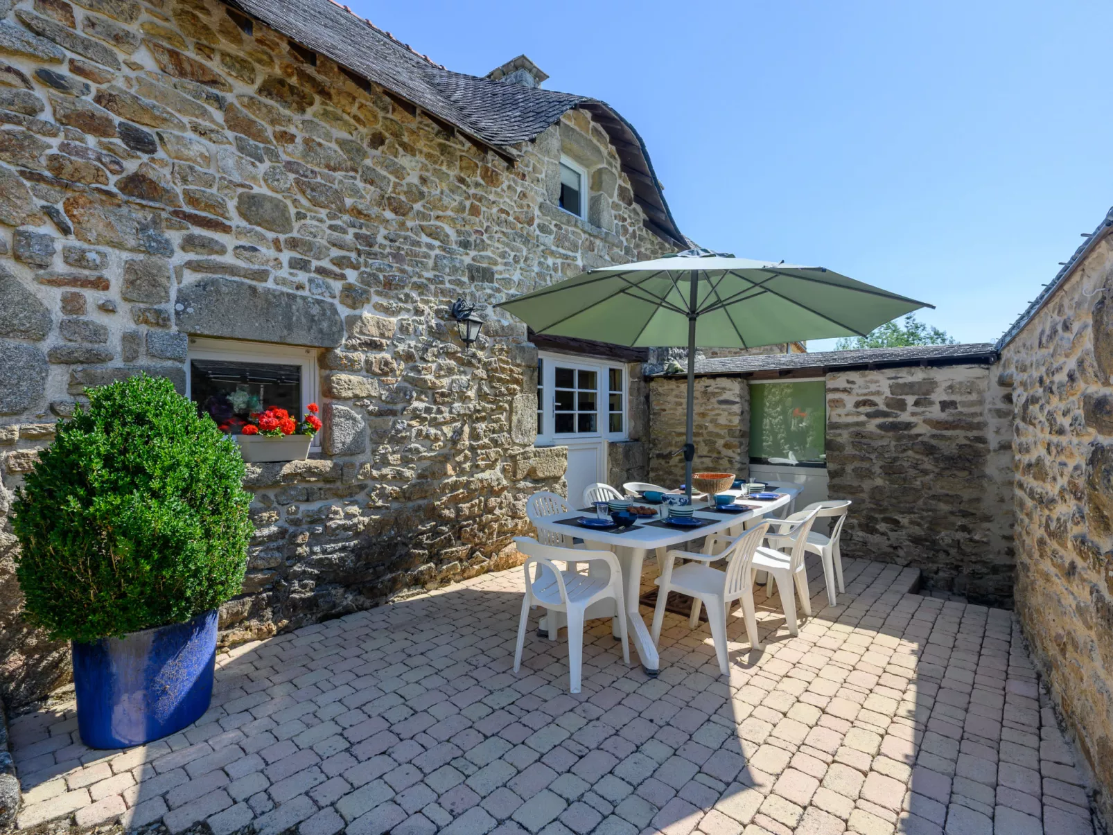 Maison Cromlech-Outside