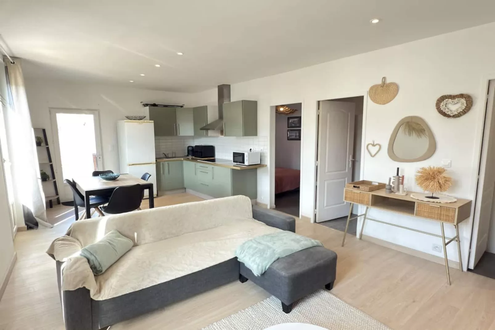 67 Coquet-Living room