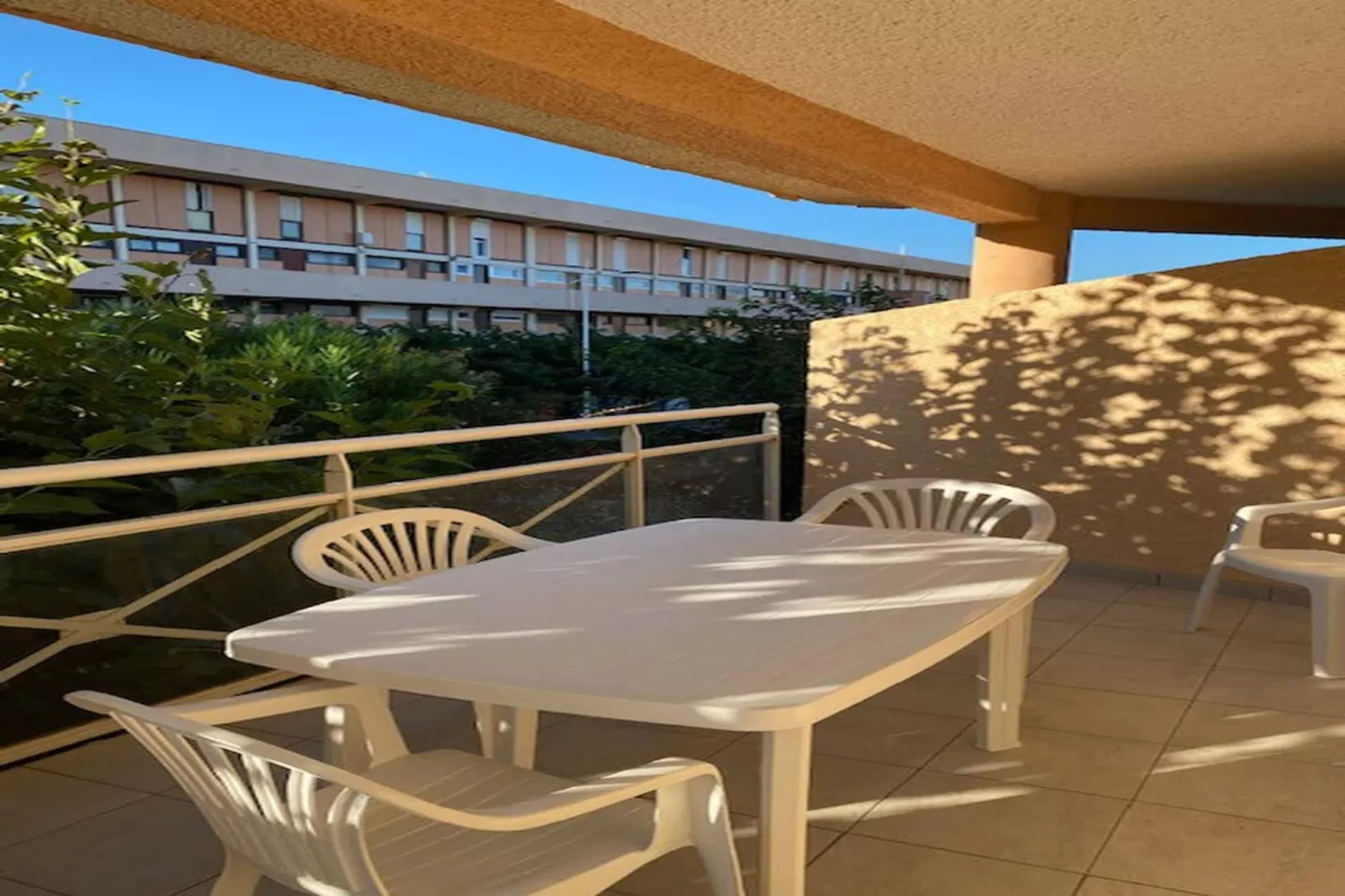 77 T2 Piscine Terras-Terrace balcony