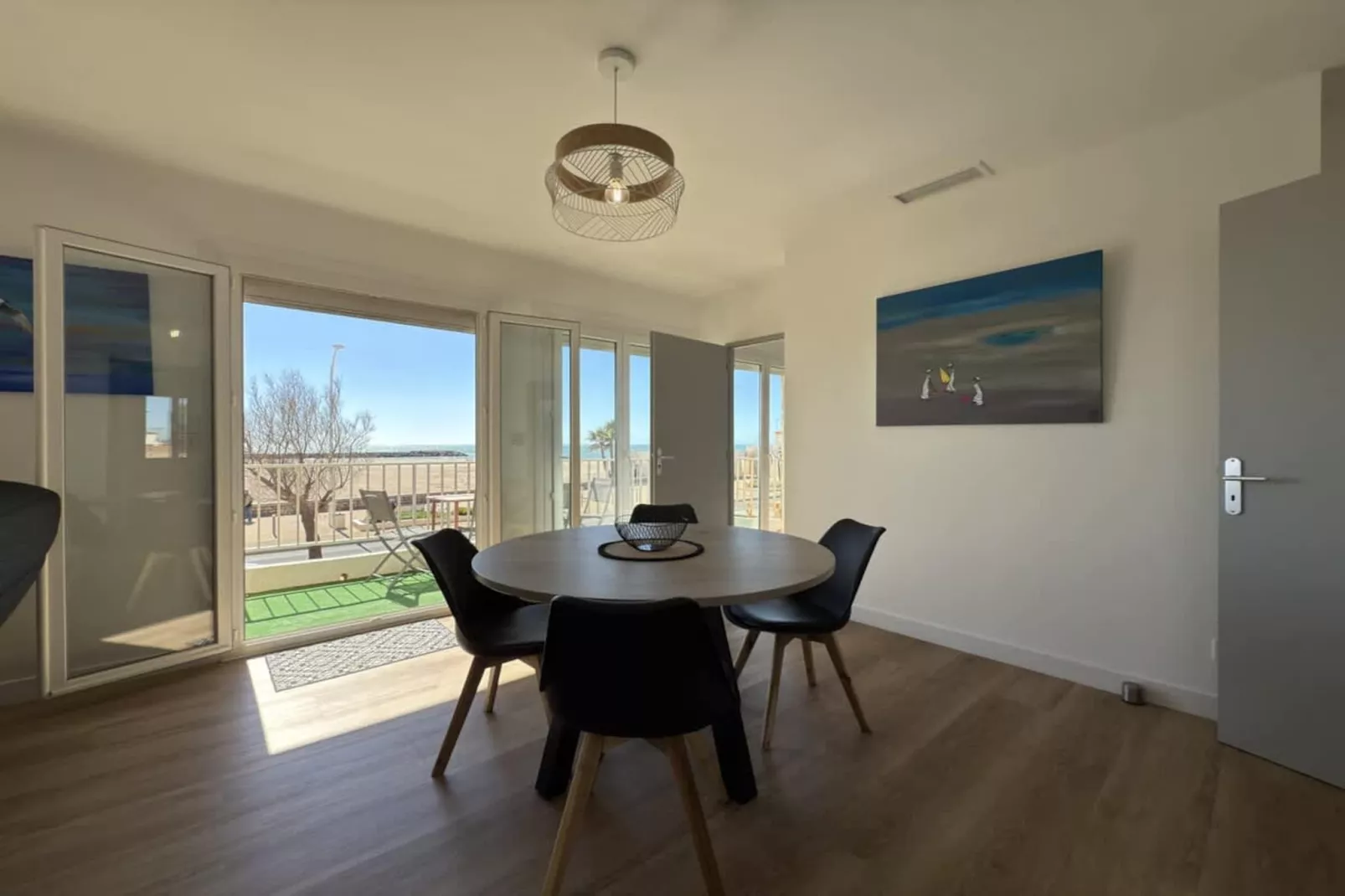 24 Balcon sur la Méd-Dining room
