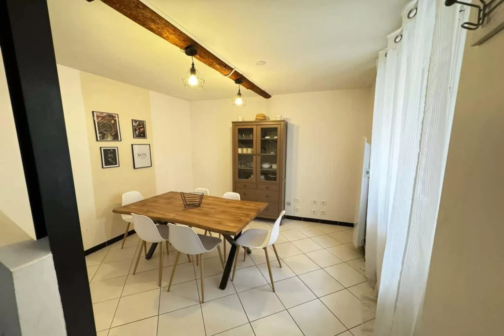 30 Chambre Saint-Naz-Esszimmer