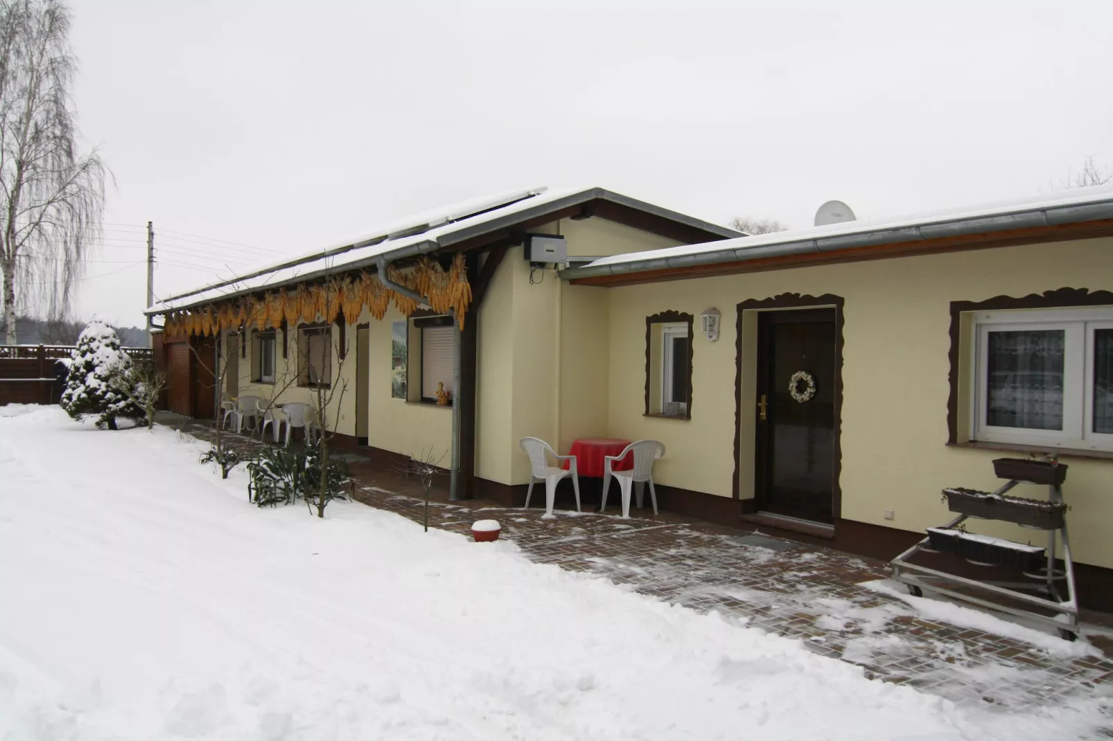 Reihenbungalow an einem Spreearm-Exterior in winter