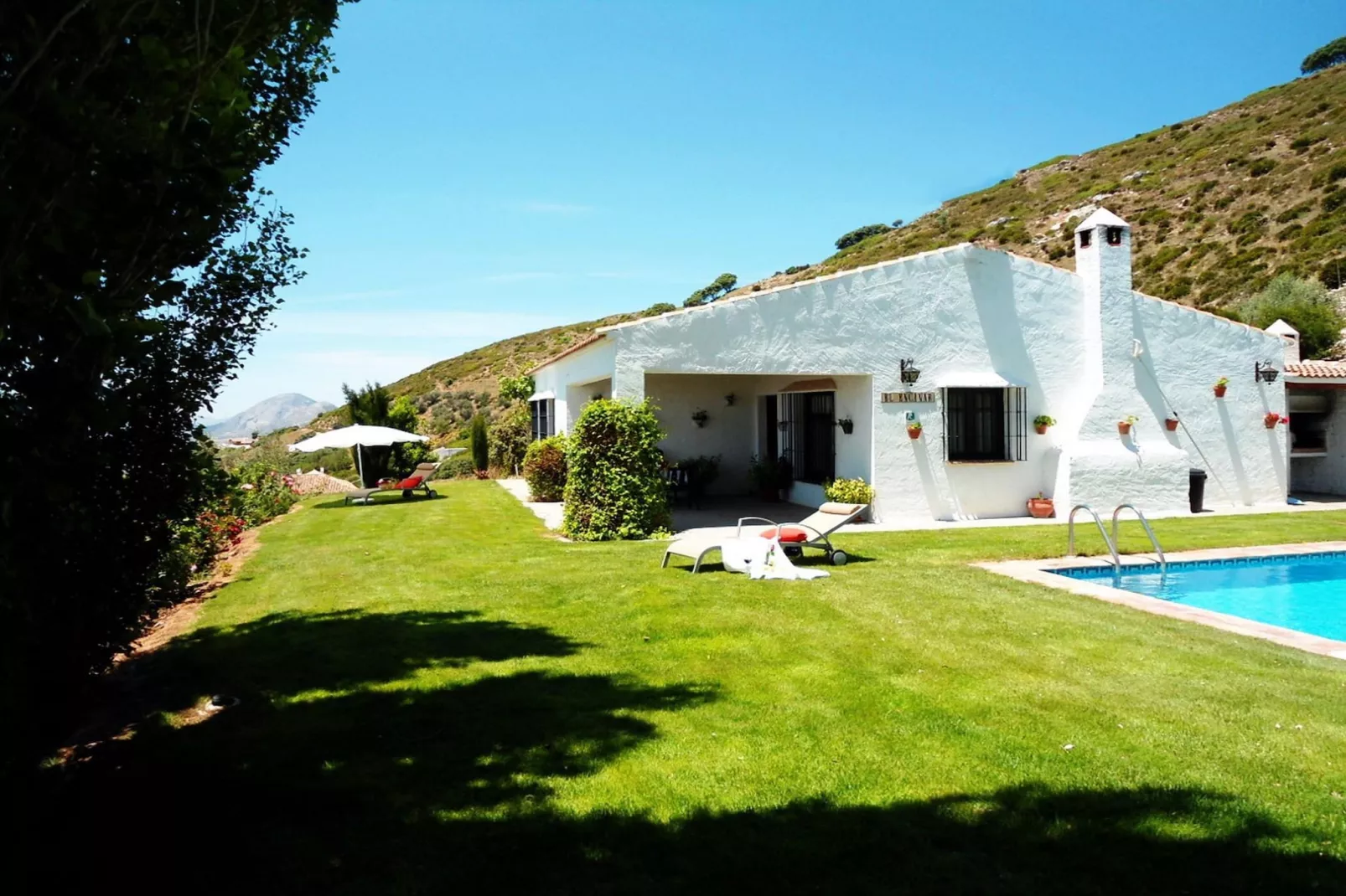 El Encinar-Exterior in summer