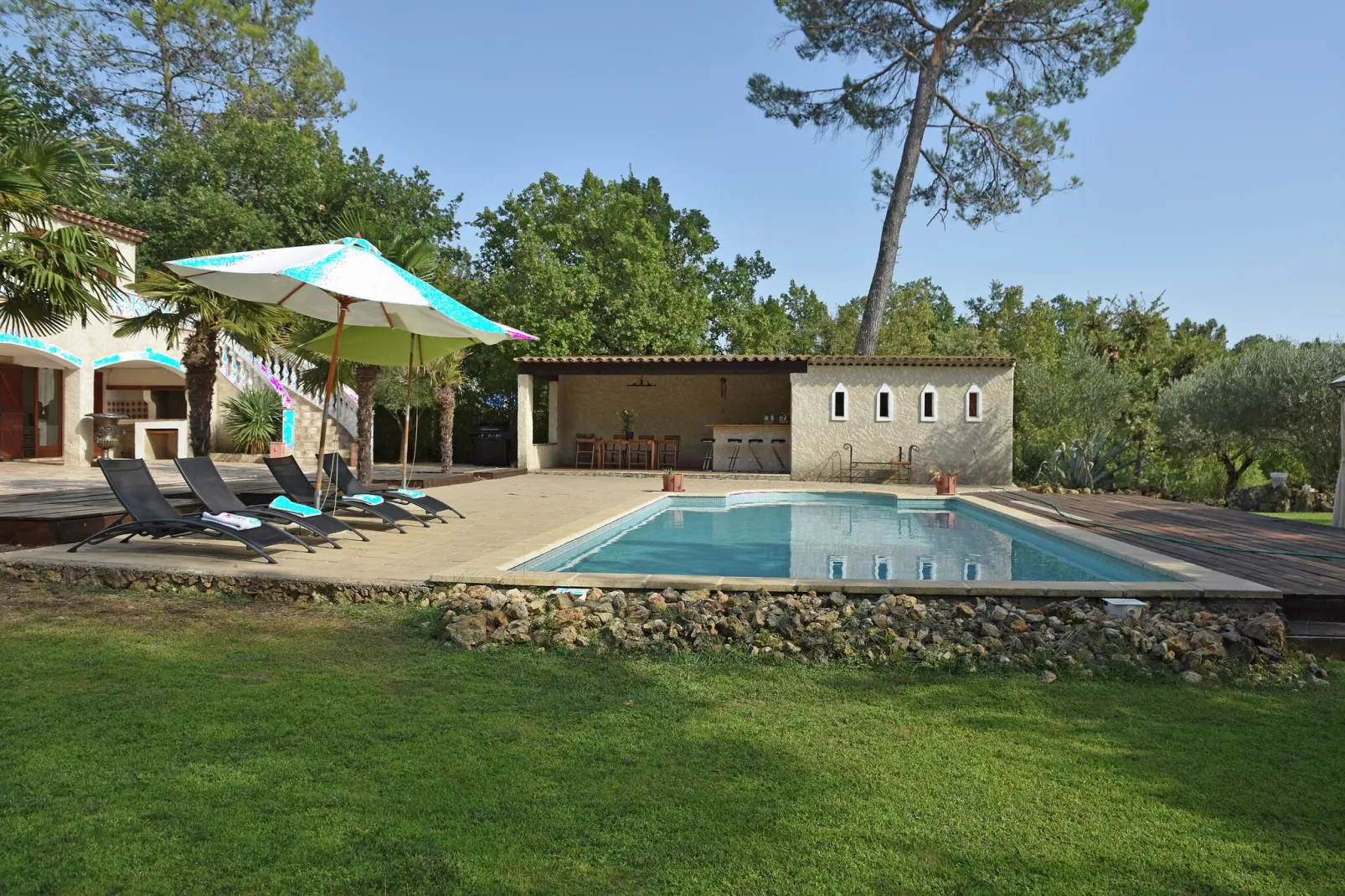 La Cigale de Provence-Gardens in summer