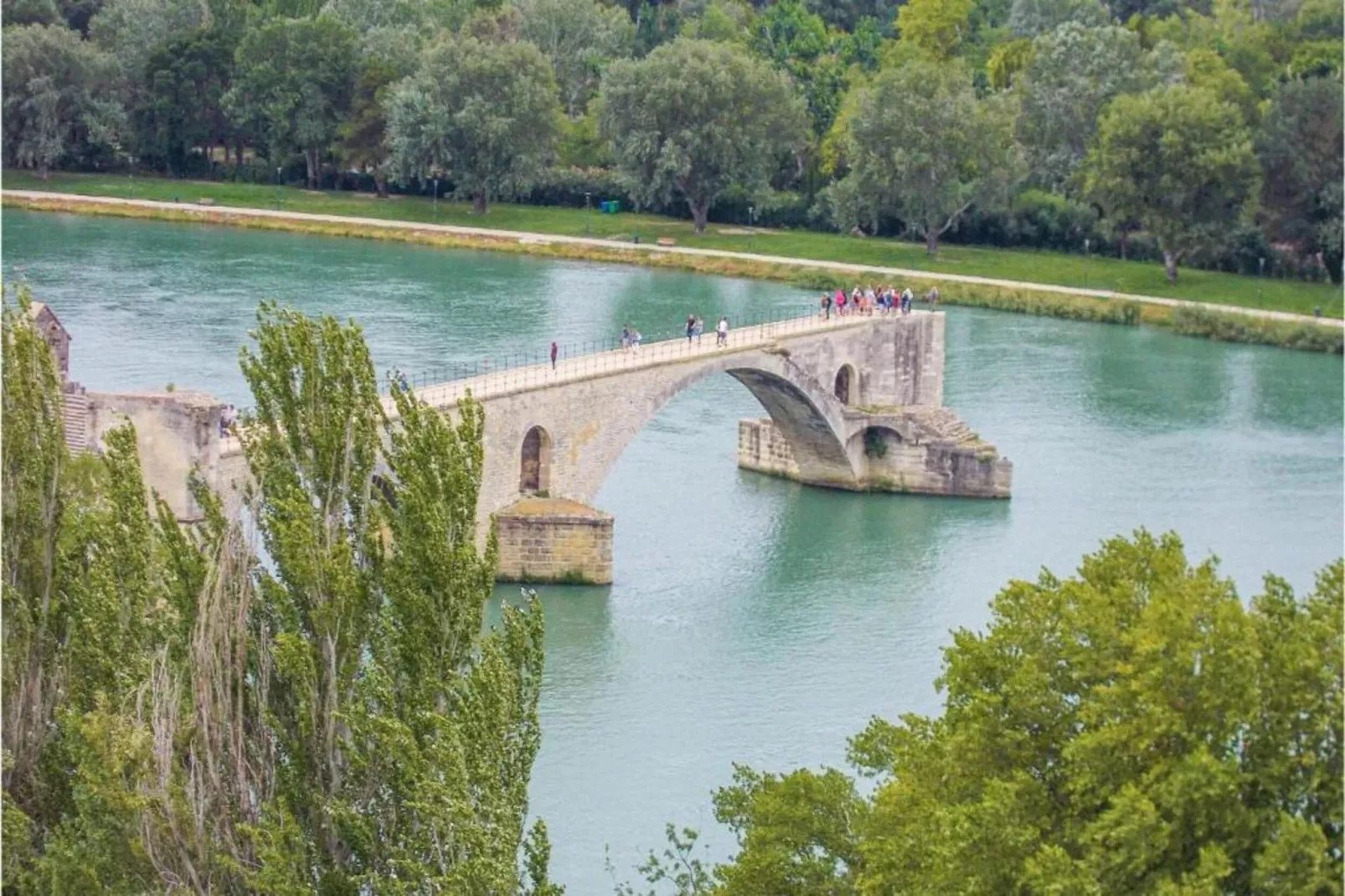 Noves-Areas within 20km in summer