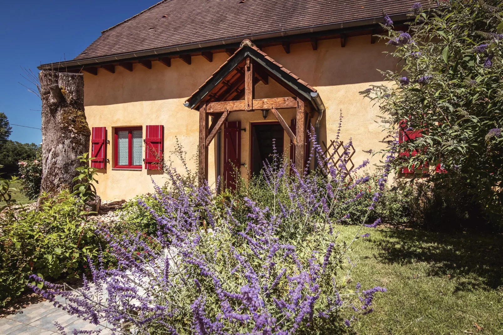 Yves-Exterior in summer