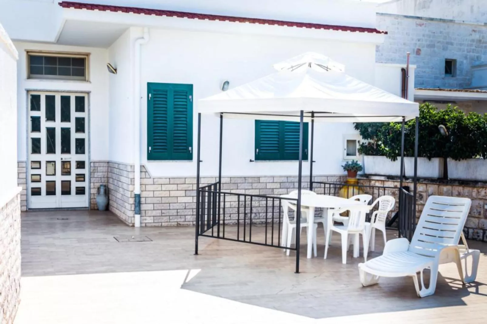 Trullo Cittadino Cisternino-Exterior in summer