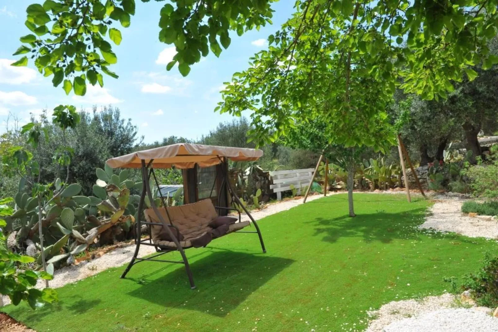 Tenuta Bianca Ostuni-Jardins en été